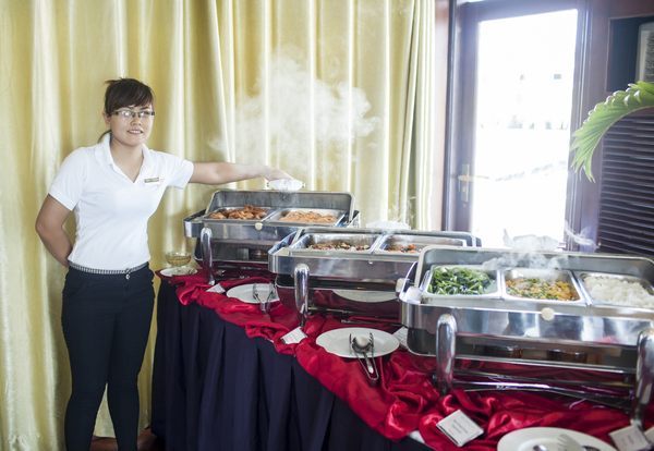 APT Guided Tours & River Cruises Bhaya Classic Restaurant Buffet ©Bhaya Cruises & Leyna Achterberg.jpg